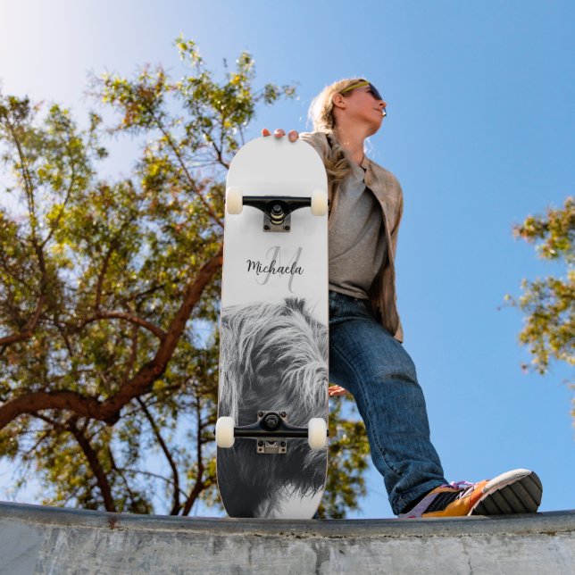 Hochlandkuhportrait Initialmonogramm Schwarz-weiß Skateboard (Außenbereich 1)