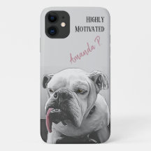 Hochmotivierter Bulldog mit rosa Zunge