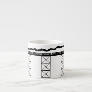 Hochrangige Brücke mit Überfahrt-Dampf-Lokomotive Espressotasse