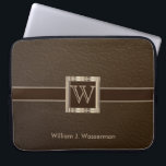 Hochskalierbares Monogramm-Schokoladenleder Laptopschutzhülle<br><div class="desc">Laptop Sleeve. Hochskalierbares Monogramm Schokoladenleder-Design mit DIY Text. Matching-Produkte verfügbar. ⭐ Dieses Produkt ist zu 100% benutzerdefinierbar. Grafiken und Text können gelöscht, verschoben, verändert, verändert, gedreht usw... ⭐ 99% meiner Designs in meinem Geschäft sind in Schichten gemacht. Damit können Sie die Größe und den Text der Grafik und des Textes...</div>