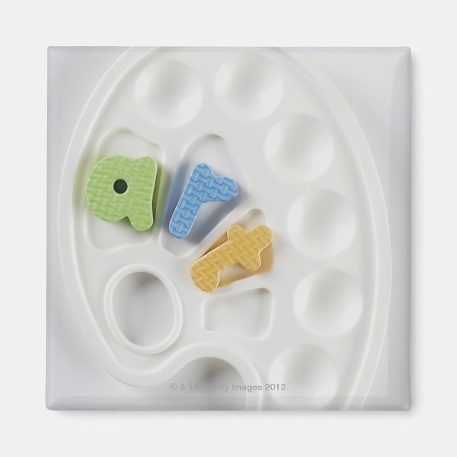 Hochwinkel-Ansicht des Alphabets auf einer Palette Magnet (Vorne)