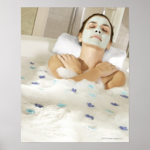 Hochwinkelaufnahme einer jungen Frau, die eine Poster