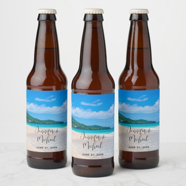 Hochzeit am Landschaftlichen Strand mit tropischen Bierflaschenetikett (Flaschen)