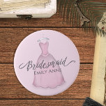 Hochzeit Bridesmaid Gefallen rosa Vintages Kleid Button<br><div class="desc">Hübsche Gastgeschenk Hochzeit Bridesmaid Geschenkknopf. Mit einem Vintag rosa Brautkleid. Personalisiert mit Namen. Ein niedliches,  individuelles Design mit einem Vintag rosa Kleid. Eine lustige Idee für Brautparty Geschenke. Ideal für Junggeselinnen-Abschiede,  Brautpartys und andere Hochzeitsfeiern.</div>