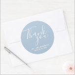 Hochzeit Danke, Blue Gastgeschenk Hochzeit Runder Aufkleber<br><div class="desc">Gastgeschenk Hochzeit Aufkleber in Blau und Weiß. Danken Sie Ihren Hochzeitsgästen mit diesen personalisierten Hochzeitsaufklebern in einem wunderschönen Script-Schriftart, der lautet: Danke. Personalisieren Sie mit Ihren Namen und Hochzeitstermin. Die Hintergrundfarbe dieser Aufkleber kann durch Kontakt mit mir in die Farbe Ihrer Wahl geändert werden. Kontaktieren Sie mich mit Ihren Anfragen!...</div>