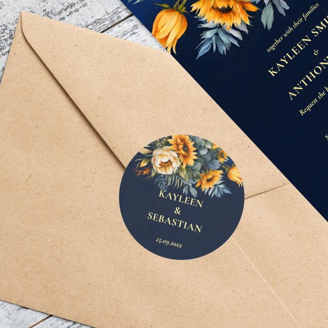 Hochzeit der Blaublauen Sonnenblume Runder Aufkleber (Fall navy blue rustic sunflower wedding stickers bride and groom names envelope stickers)