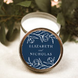 Hochzeit der gezeichneten floralen Marine Runder Aufkleber<br><div class="desc">Elegante florale Hochzeitsaufkleber mit weißgestrichenen Blume und Blätter mit mariniertem Hintergrund. Personalisieren Sie die gezeichneten Blumenaufkleber mit Ihren Namen. Die Blumenaufkleber eignen sich hervorragend zum Abdichten von Hochzeitsumschlägen,  Gastgeschenke Hochzeiten und vielem mehr! Entworfen,  um mit unserer Hochzeitskollektion Sketched Floral zu koordinieren.</div>