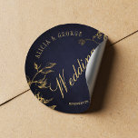 Hochzeit der Goldblätternacht mit blauen, schicken Runder Aufkleber<br><div class="desc">Editierbarer Text Hochzeitsaufkleber mit einem schönen goldenen Blattwerk über einem dunkelblauen Chalkboard-Hintergrund.              Einfach mit Braut- und Bräutigam-Namen und Hochzeitsdetails personalisieren!             könnte als Umschlag Aufkleber oder als Bevorzugung von Verpackungen verwendet werden.             Für verwandte Elemente sehen Sie bitte die gesamte Auflistung unter dem Hauptbild.</div>