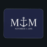 Hochzeit der Nautic Navy Magnet<br><div class="desc">Fügen Sie Ihrer Hochzeit eine stilvolle Touch mit dieser klassisch marineblauen Anker-Gastgeschenk Hochzeit hinzu. Es wurde mit einer weißen Ankerillustrierung konzipiert und bietet personalisierte Bräunungs- und Bräutigam-Monogramm sowie das Hochzeitdatum in einem Schriftart mit weißer Serife auf marinebasischem Hintergrund. Ideal für Hochzeiten im Wassersport,  Hochzeiten am Strand und vieles mehr.</div>