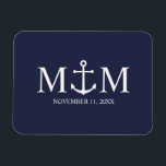 Hochzeit der Nautic Navy Magnet<br><div class="desc">Fügen Sie Ihrer Hochzeit eine stilvolle Touch mit dieser klassisch marineblauen Anker-Gastgeschenk Hochzeit hinzu. Es wurde mit einer weißen Ankerillustrierung konzipiert und bietet personalisierte Bräunungs- und Bräutigam-Monogramm sowie das Hochzeitdatum in einem Schriftart mit weißer Serife auf marinebasischem Hintergrund. Ideal für Hochzeiten im Wassersport,  Hochzeiten am Strand und vieles mehr.</div>
