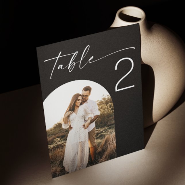 Hochzeit des Fotos mit schwarzem, minimalistischem Tischnummer (Von Creator hochgeladen)