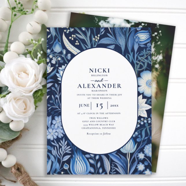 Hochzeit des Navy Blue Floral Arch Foto Einladung (Blue and white floral oval/double arch photo wedding invitation)