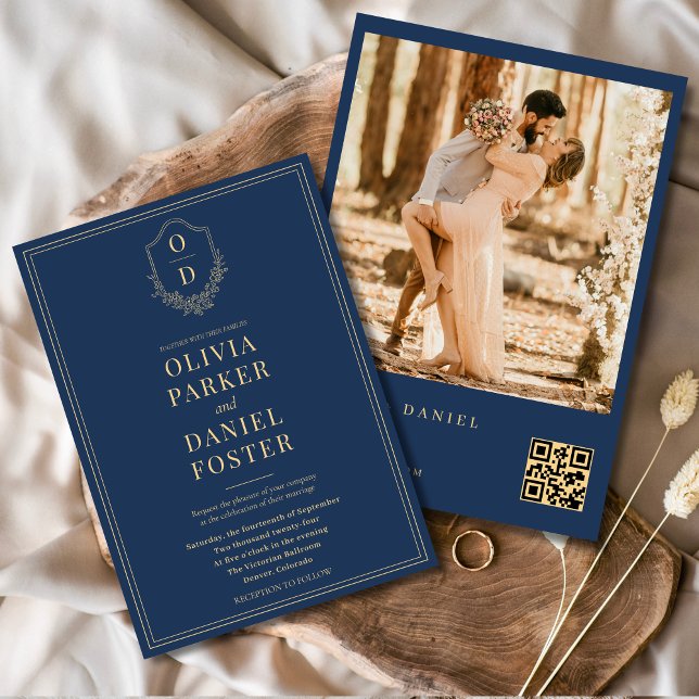 Hochzeit des Navy Blue Gold QR Code Wappen Foto Einladung (Von Creator hochgeladen)