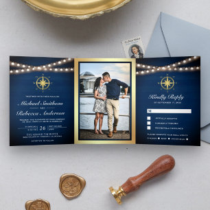 Hochzeit des Navy Blue Wood Nautical Gold Compass Dreifach Gefaltete Einladung
