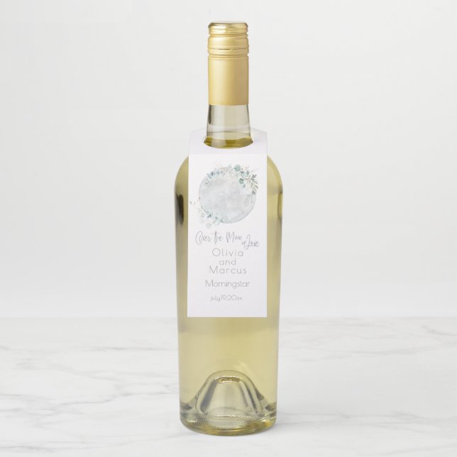 Hochzeit | Dusty Blue Over Over Moon in Liebe Flaschenanhänger (Auf Flasche)