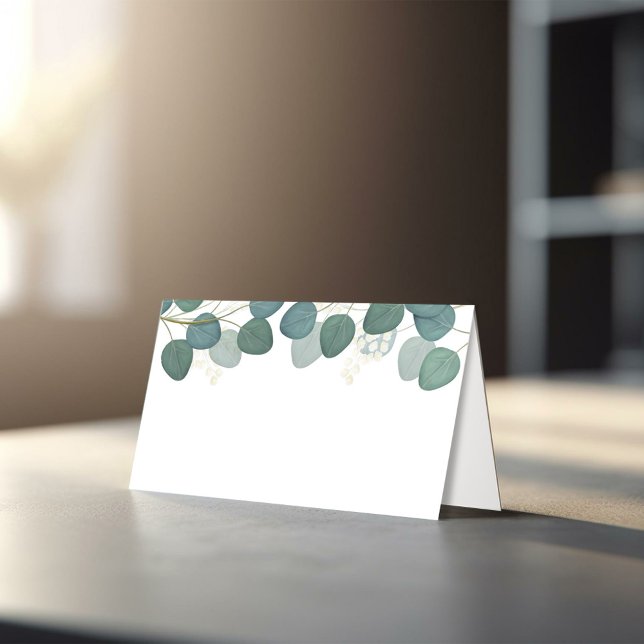 Hochzeit Einfache Elegante Grüne Eukalyptus-Blätte Platzkarte (Elegant eucalyptus greenery wedding place card styled on reception table with candle and glassware.)