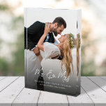 Hochzeit Foto Mr. and Mrs Personalisiert<br><div class="desc">Feiern Sie Ihren besonderen Tag mit dieser Hochzeitszettel-Vorlage, einem modernen, einfachen Sake mit Ihrer hochgeliebten Braut- und Bräutigrofotografie. Es wurde mit eleganter Typografie-Schrift und cooler Kalligrafie konzipiert und hebt das zeitlose "Mr. and Mrs."-Motiv hervor, das mit einer eigenen Beschriftung versehen wurde, um es zu Ihrem einzigartigen Werk zu machen. Das...</div>