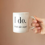 Hochzeit | Ich tue, was sie Groom sagt Tasse<br><div class="desc">Funny Hochzeit Tasse mit anpassbaren Textfeldern. Ich würde ein lustiges Bachelor Geschenk machen.</div>