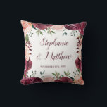 Hochzeit im Herbst Burgund Blush Kissen<br><div class="desc">Dieses Kissen ist in Rosa und Bordeaux mit Aquarellfarben, grünen Blätter und blühenden Rose gehalten. Personalisieren Sie es mit Namen und Datum. Dieses Kissen ist Teil einer Sammlung, die passende Hochzeitskunst und Geschenke enthält. Besuchen Sie unseren Shop oder schauen Sie sich unsere Kollektionsseiten an, um die komplette Produktpalette zu sehen,...</div>