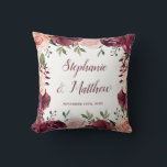 Hochzeit im Herbst Burgund Blush Kissen<br><div class="desc">Dieses Kissen ist in Rosa und Bordeaux mit Aquarellfarben, grünen Blätter und blühenden Rose gehalten. Personalisieren Sie es mit Namen und Datum. Dieses Kissen ist Teil einer Sammlung, die passende Hochzeitskunst und Geschenke enthält. Besuchen Sie unseren Shop oder schauen Sie sich unsere Kollektionsseiten an, um die komplette Produktpalette zu sehen,...</div>