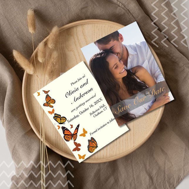 Hochzeit im Herbst Foto Monarch Butterfly Save The Date (Monarch butterflies add romantic fall vibes to this photo save the date. )