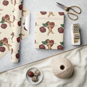 Hochzeit im Vintage-Stil, Amor mit roter Rose und  Geschenkpapier