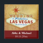 Hochzeit in Fabulous Las Vegas - Vintage Streifen Magnet<br><div class="desc">Verheiratet in Fabulous Las Vegas mit Vintagem cremefarbenem Hintergrund und Vintagem Streifendesign mit Bordeaux und Kakao / Bräunung. Ideal für die Las Vegas Themenhochzeit,  Junggeselinnen-Abschied,  Probe oder Polterabend. Große Las Vegas Nevada Hochzeitsdekoration.</div>