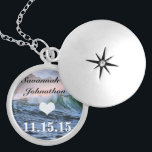 Hochzeit in Urlaubsort Beach Dein Foto Jubiläum Versilberte Kette<br><div class="desc">Ihr Hochzeitsstift Foto Keepake Necklaces Wählen Sie entweder Silver Plated Gold Finish oder Sterling Silver Unique Personalisierte 1. Weihnachtsgeschenke Hochzeitsleder - um die Hintergrundfarbe zu ändern - klicken Sie auf Bearbeiten - wählen Sie das letzte Tool aus dem Drop-Down-Menü und wählen Sie aus einer der gezeigten Farben oder geben Sie...</div>