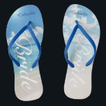 Hochzeit in Urlaubsort Beach Scene Bride Flip Flop<br><div class="desc">Ideal für eine Hochzeit in Urlaubsort oder die Flitterwochen.  Es gibt eine ruhige Szene mit dem Ozean und blauen Himmel. In der Mitte ist das Wort "Braut" in einem weißen Skript. Personalisieren Sie sich mit Ihrem Namen. Karo die vielen anderen Brautdesigns,  die wir in unserem Geschäft haben.</div>