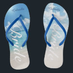 Hochzeit in Urlaubsort Beach Scene Bridge Flip Flo Flip Flops<br><div class="desc">Ideal für eine Hochzeit in Urlaubsort oder Flitterwochen. Es gibt eine ruhige Szene mit dem Meer und dem blauen Himmel. In der Mitte steht das Wort "Braut" in einem weißen Skript. Personalisieren Sie mit Ihrem Namen. Karo aus den vielen anderen Brautdesigns,  die wir in unserem Laden haben.</div>