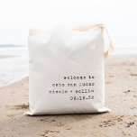 Hochzeit in Urlaubsort für Minimalistischen Text Tragetasche<br><div class="desc">Herzlich willkommen in Ihrer Hochzeit in Urlaubsort mit diesen schicken und modernen personalisierten Taschen. Design-Features "Welcome to [destination]" in Vintager schwarzer Schrift mit Namen und Hochzeitstermin darunter,  rechts unten ausgerichtet für einen minimalistischen Look.</div>