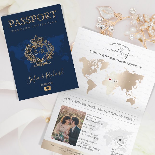 Hochzeit in Urlaubsort Passport Gold Wappen Italie Einladung (crest and world map wedding passport)