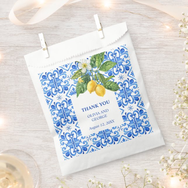 Hochzeit mit blauen Kacheln und Zitronen Geschenktütchen (Ausgeschnitten)