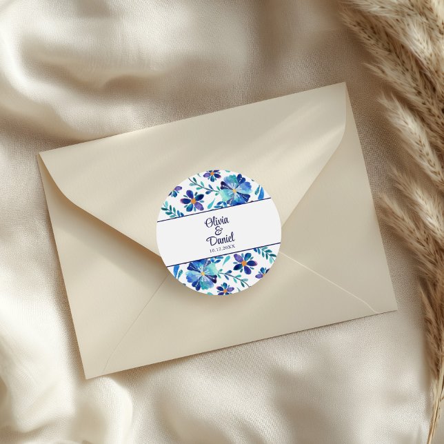 Hochzeit mit Blauer und Weiß Runder Aufkleber (Blue and White Floral Fiesta Wedding Classic Round Sticker on an elegant wedding envelope.)