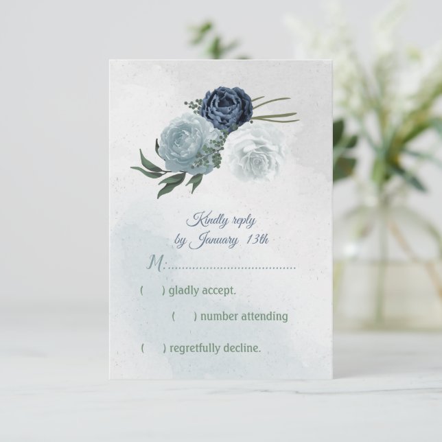 Hochzeit mit Blumen und Weiß RSVP Karte (Stehend Vorderseite)