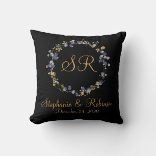 Hochzeit mit Gold und Lila Blüte auf Black Monogra Kissen