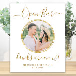 Hochzeit Open Bar Personalisiert Elegantes Gold Fo Poster<br><div class="desc">Offene Bar ! Dieses schlichte und dennoch elegante Kalligraphie-Bar besticht durch offene Bar in eleganter Kalligraphie und Drinks. Passen Sie dieses elegante Hochzeitszeichen mit Ihrem Lieblings-Verlobung-Foto oder Foto, Namen und Datum an! COPYRIGHT © 2020 Judy Burrows, Black Dog Art - Alle Rechte vorbehalten. Hochzeit Open Bar Personalisiert Elegantes Gold Foto...</div>