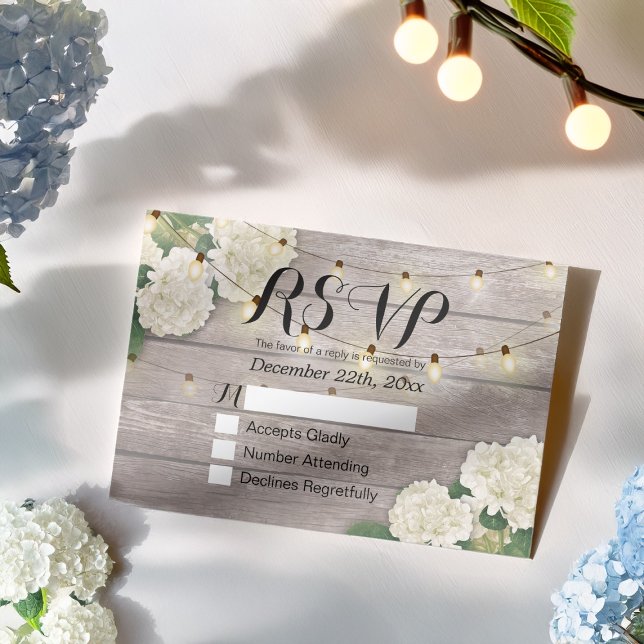 Hochzeit RSVP Rustic Wood Hydrangea String Lights Karte (Von Creator hochgeladen)