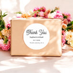 Hochzeit Schwarz-weiß Vielen Dank Runder Aufkleber<br><div class="desc">Hochzeit danke Ihnen Sticker in Schwarz und Weiß. Bitte Karo unten unsere Kollektion für passende Artikel aus.</div>