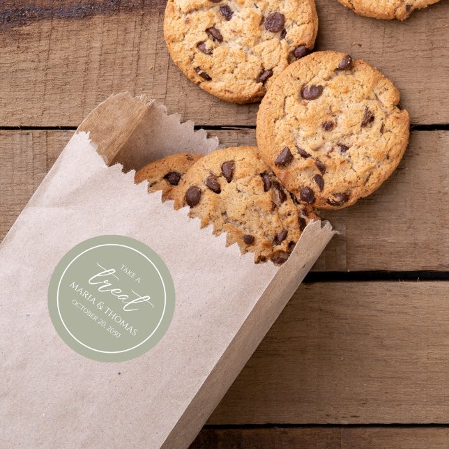 Hochzeit Trendy Script Green Nehmen Sie eine Lecke Runder Aufkleber (Wedding "Take a Treat" Stickers with bride and groom's names. )