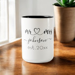 Hochzeit Verlobung Herz Frau Personalisierte Bezei Zweifarbige Tasse<br><div class="desc">Personalisierter Nachname oder Familienname mit niedlichem gürtelfreundlichen Kaffeetasse mit individuellem Namen und festem Datum,  das ein personalisiertes und besonderes Geschenk für Hochzeit,  Jubiläum,  Weihnachten oder Verlobung macht.</div>