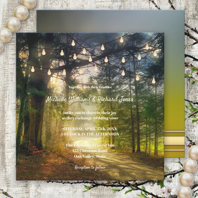 Hochzeit verzauberter Waldbaumen Einladung (A magical wedding invitation with an enchanted forest and string lights)