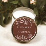 Hochzeit von geätztem Blumenbraun Runder Aufkleber<br><div class="desc">Elegante florale Hochzeitsaufkleber mit weißen Blume und Blätter mit braunem Hintergrund. Personalisieren Sie die gezeichneten Blumenaufkleber mit Ihren Namen. Die Blumenaufkleber eignen sich hervorragend zum Abdichten von Hochzeitsumschlägen,  Gastgeschenke Hochzeiten und vielem mehr! Entworfen,  um mit unserer Hochzeitskollektion Sketched Floral zu koordinieren.</div>
