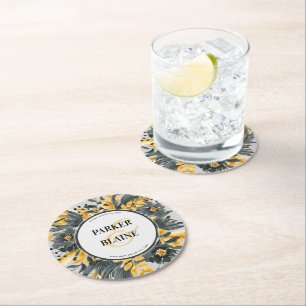 Hochzeit von Gelb- und Graublütenblumen in Monogra Runder Pappuntersetzer