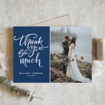 Hochzeit von Navy Blue Hand Letted Foto Dankeskarte<br><div class="desc">Danke an Familie und Freunde,  dass sie Teil Ihrer Hochzeit sind mit dieser Dankeschön-Karte mit moderner Kalligraphie und Blumenmuster mit marineblau Hintergrund. Andere Farben sind verfügbar.</div>
