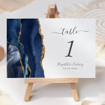 Hochzeit von Navy Blue Tischnummer<br><div class="desc">Der links Rand dieser eleganten,  modernen Hochzeitskarte weist eine marineblau-blaue Aquarellgrenze mit vergoldetem Imitat-Glitzer auf. Der individuell anpassbare Text kombiniert handgeschriebene Holzkohle und kursiv und kopperplate Schriftart auf weißem Hintergrund.</div>
