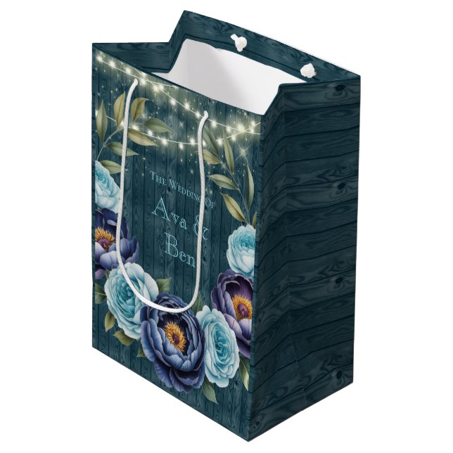 Hochzeit von Navy Peonies und türkisfarbener Rose Mittlere Geschenktüte (Vorderseite Schrägansicht)