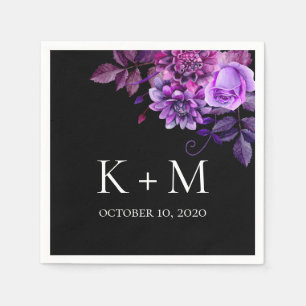 Hochzeit von schwarzen und violetten Blumen. Lilac Serviette