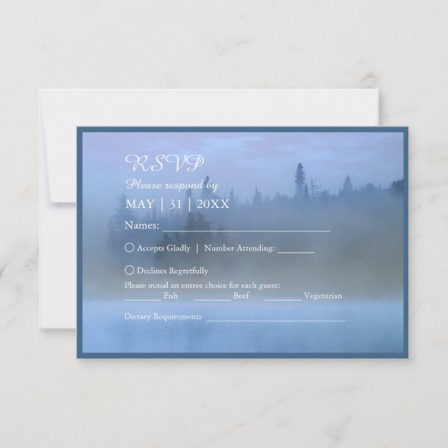 Hochzeit von staubblauer Waldlandschaft RSVP Karte (Vorderseite)