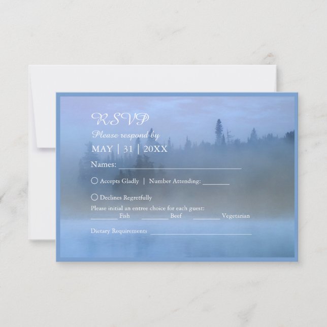 Hochzeit von staubblauer Waldlandschaft RSVP Karte (Vorderseite)